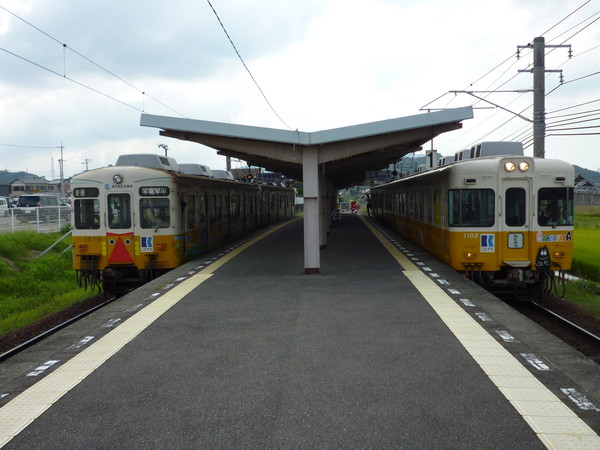 岡田駅で離合する琴平線上下列車