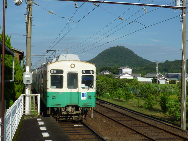 長尾駅にて折り返し高松築港行き電車を