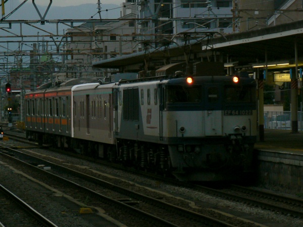 甲府駅2番線に到着の訓練車