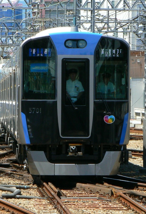 阪神5700系5701・於尼崎駅