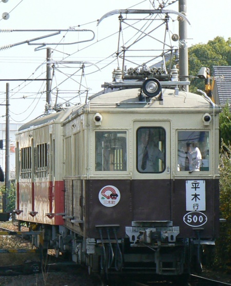 平木駅入換中のレトロ電車