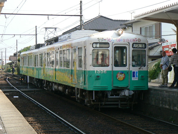 平木駅にすべりこむ上り電車