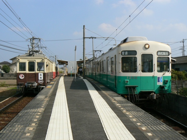 井戸駅で並ぶ列車