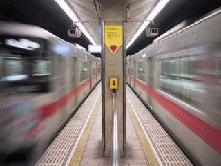 シャッターがもう一瞬早ければ…… 直通特急すれ違い