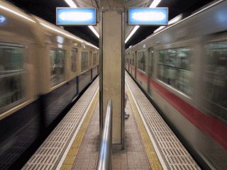 左は停車する神戸方面行きの普通 下り到着、上り通過