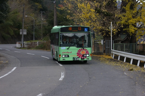 境目行きのバス