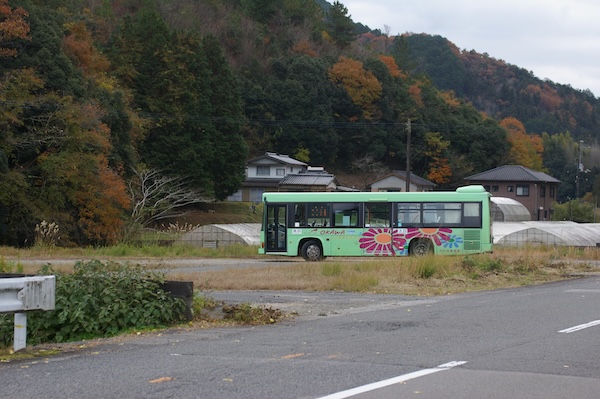 転回場に入るバス