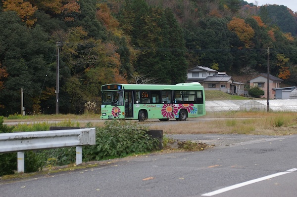 転回場を徐行するバス