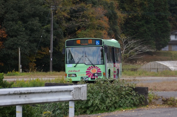 停車するバス