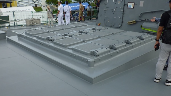 ミサイル発射口