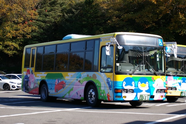 初代車両を車両右前方から