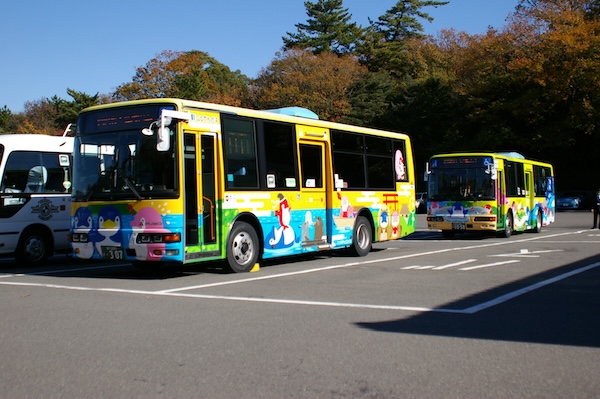 縦列になる車両