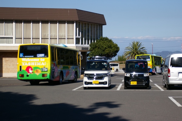 走り去る2台の車両