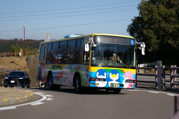 駐車場ゲート目前のバス