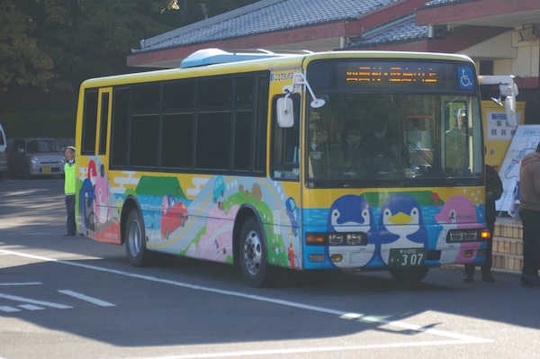 停留所到着のバス