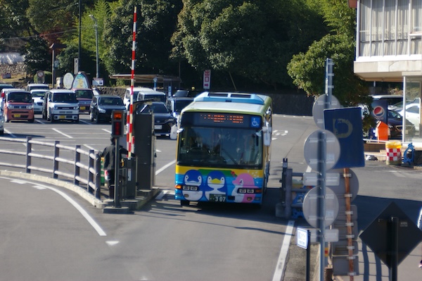 ゲートを通過するバス