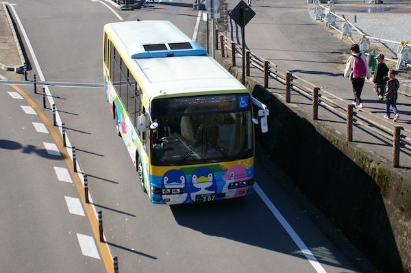 遊歩道をくぐる手前のバス