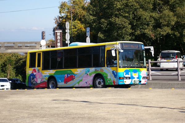 右側面がちにバスを撮影