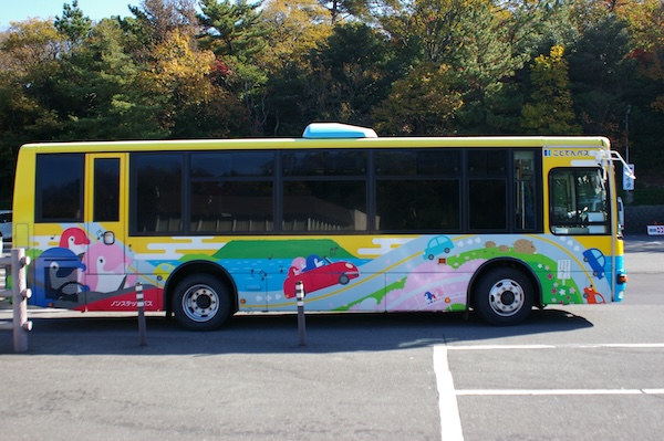 駐車場に入ってきたYASHIMA号右側面