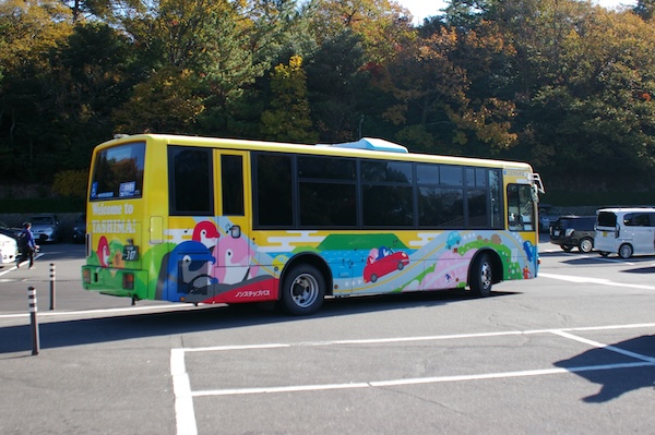 左に車体を振るバス