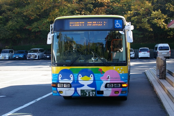 バス停到着（正面から）