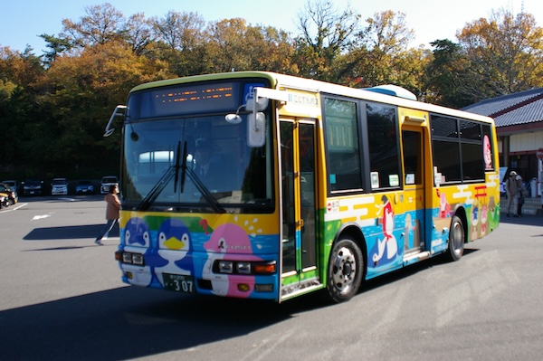 バス停を出発したバス