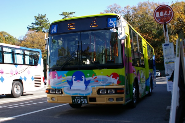 バス停到着の新塗装バス