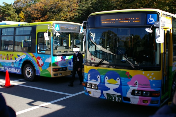移動した新車体(左)