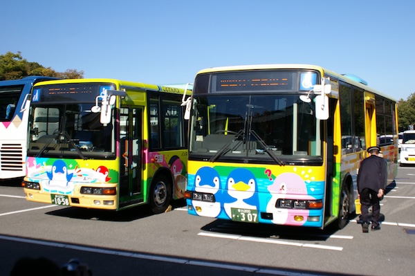 車止めをかませる運転士さん