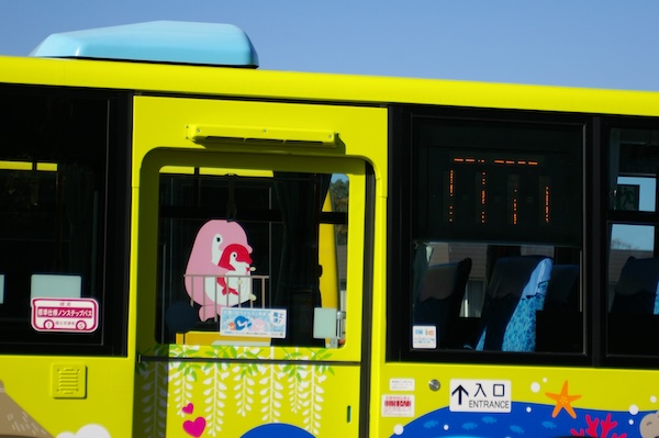 ガラス越しに初代車両を見る