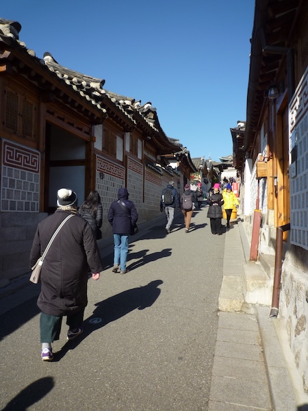 縦構図で坂道を