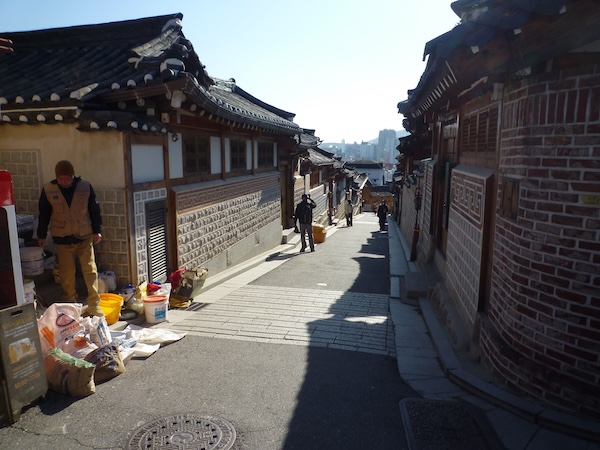 遠くにビルの姿