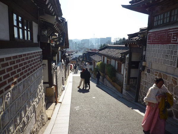 坂の下を見る構図で