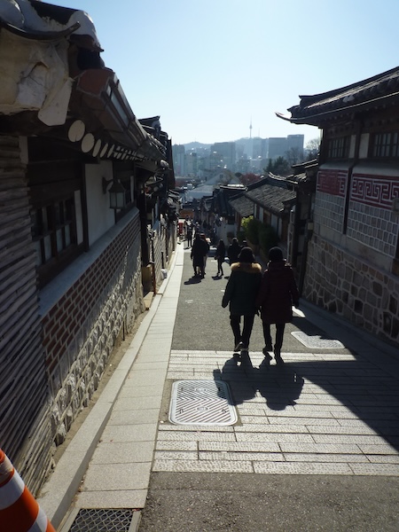 縦構図で坂下を見る