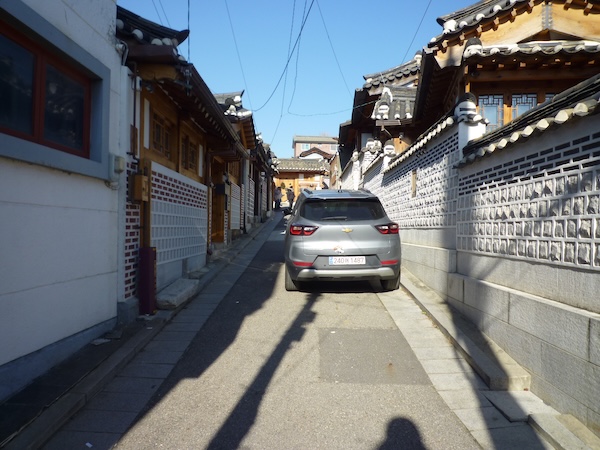 坂上を見上げて