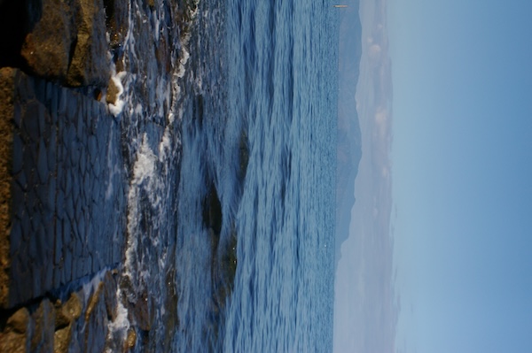 縦構図の海まで続く道（2）