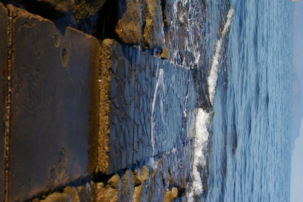 縦構図の海まで続く道（3）