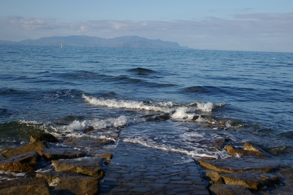 再度、横構図で海まで続く道（1）
