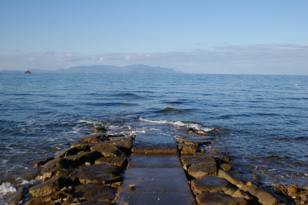 再度、横構図で海まで続く道（2）