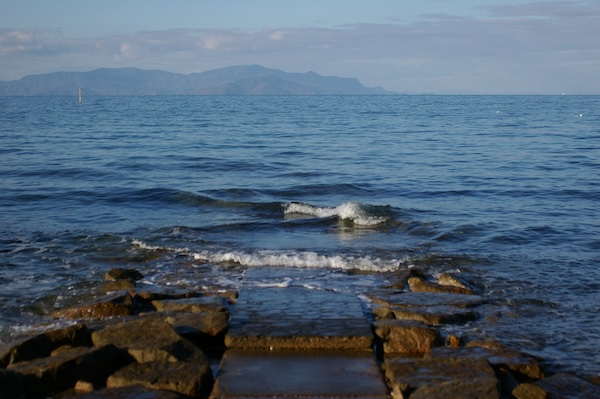 再度、横構図で海まで続く道（3）