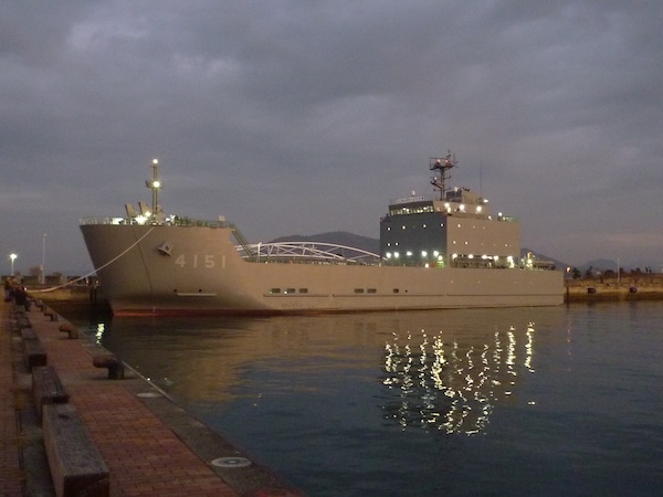 日の出前の艦の姿