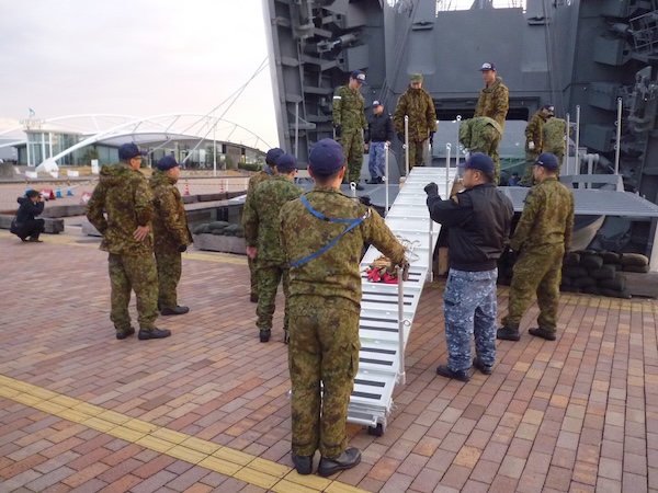 舷梯のセッティング