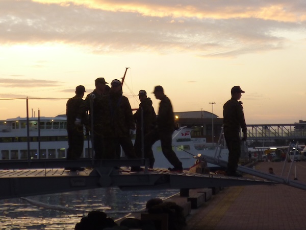 逆光の中の隊員さん方