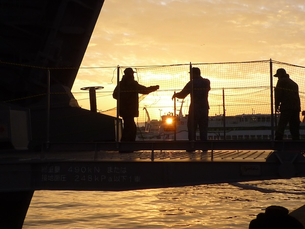 逆光の中の隊員さん方（2）