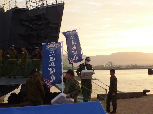 幟を運ぶ隊員さん