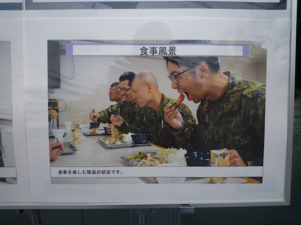 展示パネル（食事風景）