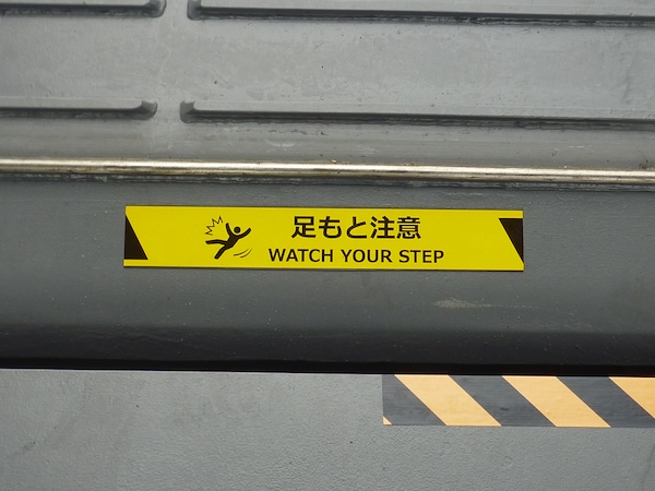 足もと注意ステッカー