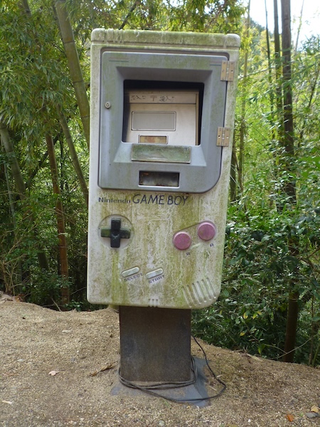 傾いている郵便受け