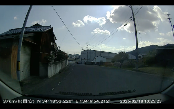 家々の間を抜けて